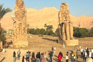 غرامة تصل لـ10 آلاف جنيه وسجن 7 سنوات لمن يسيء للسائحين أو ينقل الآثار»