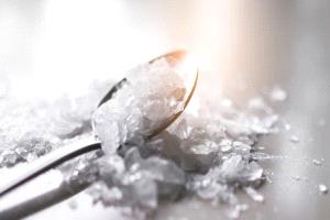 مطار القاهرة يحبط تهريب "آيس" داخل طرف صناعي لأستاذة جامعية