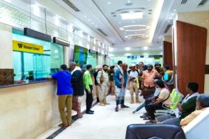 بدعم سعودي: صرف مرتبات ألوية العمالقة وقوات الأمن الوطني عبر بنك القطيبي الإسلامي