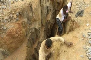 ذهبٌ بلا أمان: مناجم مهجورة تحصد الأرواح في ظل حربٍ تُهرّب الثروة