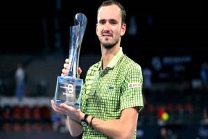 ميدفيديف يسطع في برزبين وينضم إلى أساطير الملاعب الصلبة