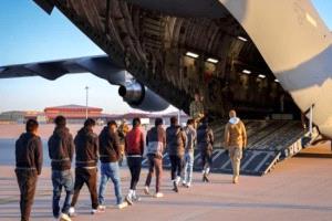 إيران تستقبل دفعة جديدة من المرحّلين وسط توتر مع واشنطن
