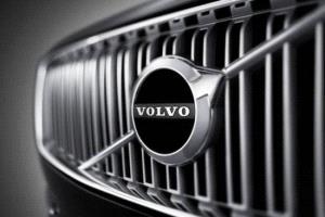 فولفو تستدعي 413 ألف سيارة في أمريكا لحل خلل الكاميرا الخلفية