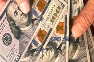 الدولار يواصل الصعود ويقترب من 155 ألف دينار