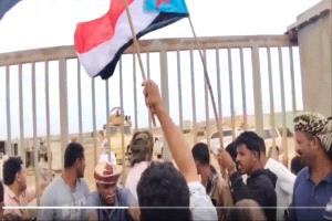 سقطرى تنتفض: تظاهرات غاضبة تطالب برحيل القوات السعودية من الأرخبيل