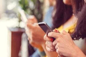 هاتفك قد يكون عدو بشرتك الخفي