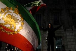 إيران تستدعي السفير البريطاني بعد رفع علم النظام الملكي على سفارتها في لندن