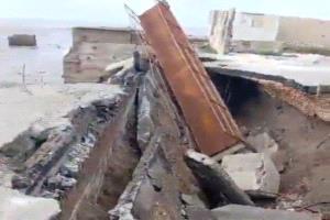 انهيار جسر العريضة يقطع الطريق بين لبنان وسوريا