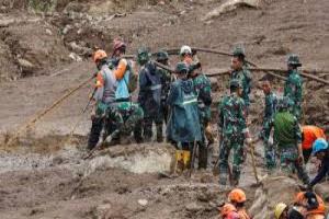 انهيار أرضي في إندونيسيا يقتل 49 ويترك 15 مفقودًا