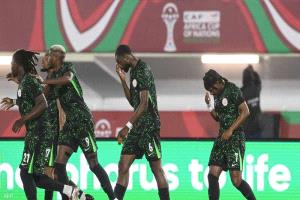 أزمة كل بطولة.. "تمرد المكافآت" يضرب معسكر نيجيريا في المغرب