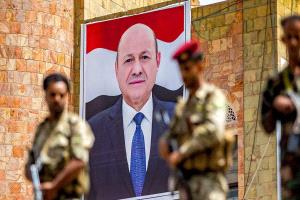 إعلامي: رشاد العليمي واجهة بلا قرار ويوقّع تعليمات تُسلَّم له جاهزة