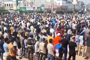 في ساحة العروض تُرفع الدعوات قبل الشعارات: صلاة الجمعة تمهّد لحراك جنوبي سلمي