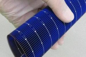 الصين تكشف عن لوحة شمسية بسمك ورقة وكفاءة غير مسبوقة"