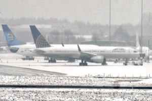 عاصفة ثلجية تعزل ملايين الأمريكيين وتعطل آلاف الرحلات