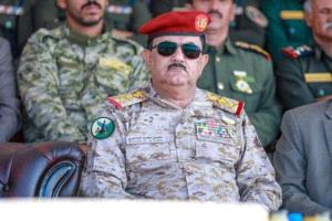 إقالة تحت الضغط السياسي.. العليمي يطيح بوزير الدفاع بعد حملة إخوانية
