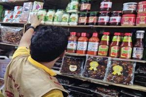 عدن.. نيابة الصناعة والتجارة تُتلف 2700 كرتون مشروبات غازية تالفة لحماية المستهلك