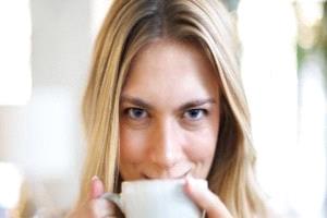 قهوة الصباح على الريق… تنبيه أم إزعاج خفي للمعدة؟