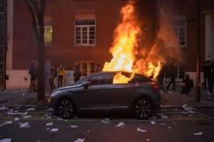 فرنسا تحترق في ليلة رأس السنة: 1173 سيارة تُنهب اللهب