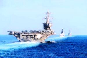 تصاعد التوتر في مضيق هرمز: تحذيرات متبادلة بين الولايات المتحدة وإيران بعد مناورات بحرية