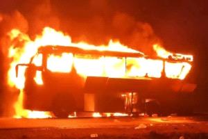 احتراق باص نقل جماعي على طريق العرقوب بمحافظة أبين