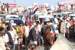 حشود جماهيرية من أبين تتجه إلى ساحة العروض