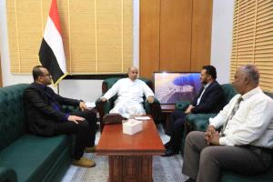 عضو مجلس القيادة الرئاسي يبحث مع قيادة كاك بنك توسيع الشراكة لدعم التنمية والاستثمار