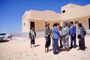 محافظ شبوة يتفقد مشروع مدرسة الشبكة ويؤكد على التعليم ركيزة للتنمية
