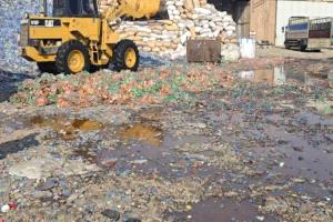 عدن.. ضبط وإتلاف 2700 كرتون مشروبات فاسدة لحماية صحة المستهلك