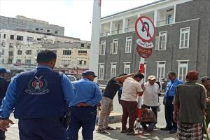 عدن.. تدشين لوحات إشارات مرورية لتعزيز السلامة وتنظيم الحركة