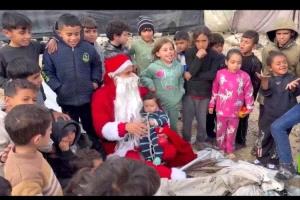 بابا نويل يزرع البهجة في غزة لأول مرة بعد توقف الحرب
