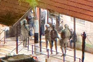 حصار المسجد القديم غرب رام الله واحتجاز مصلّين داخله