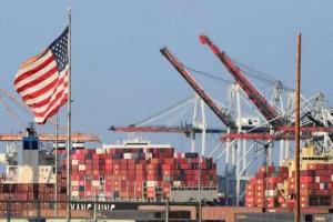 العجز التجاري الأمريكي يتراجع لأدنى مستوى منذ 16 عاماً