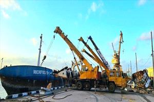 انتشال ثاني أكبر سفينة غارقة في ميناء عدن