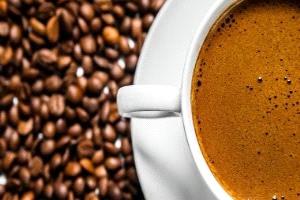 القهوة العادية أم منزوعة الكافيين؟ صحة بلا آثار جانبية