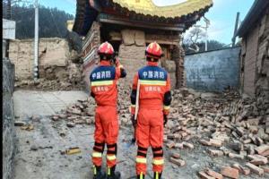 الصين تُسارع بإجلاء 20 ألف شخص بعد زلزال غانسو