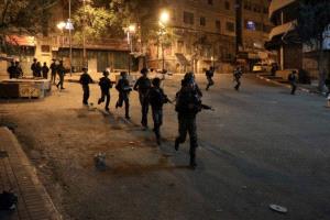 العدو الصهيوني ومستوطنيه يشنون اعتداءات على الفلسطينيين في الخليل ورام الله