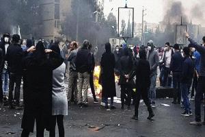 إيران على حافة الانفجار… واشنطن تلوّح بخيارات النار