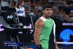 ألكاراز يفرض سطوته في ملبورن ويعبر إلى المربع الذهبي