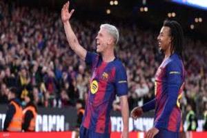 برشلونة يستعيد القمة بثلاثية تحت المطر