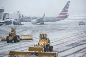 عاصفة "تاريخية" تجتاح أمريكا: آلاف الرحلات ملغاة وانقطاع الكهرباء عن نصف مليون شخص