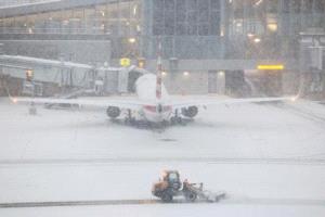 عاصفة شتوية تقطع الكهرباء وتعطل الرحلات في شرق أمريكا