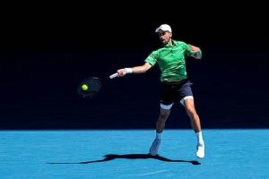 ديوكوفيتش يقترب من رقم قياسي بـ25 لقبًا بعد انسحاب موزيتي