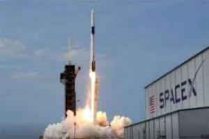 أرتيميس 2: ناسا تنقل صاروخًا تاريخيًا لمنصة الإطلاق استعدادًا للعودة إلى القمر