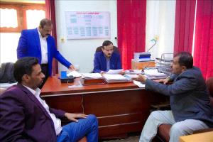 محافظ شبوة يوجّه بتسريع تنفيذ مشاريع مياه الريف لتلبية احتياجات السكان