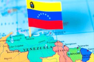 فنزويلا… دولة غنية مُعطَّلة تعود إلى قلب الصراع الدولي