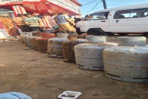 عدن بلا غاز: أزمة معيشية تضغط على البيوت وتنتظر حلاً عاجلاً