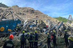 سباق مع الزمن.. عشرات طُمروا تحت "جبل نفايات" في الفلبين