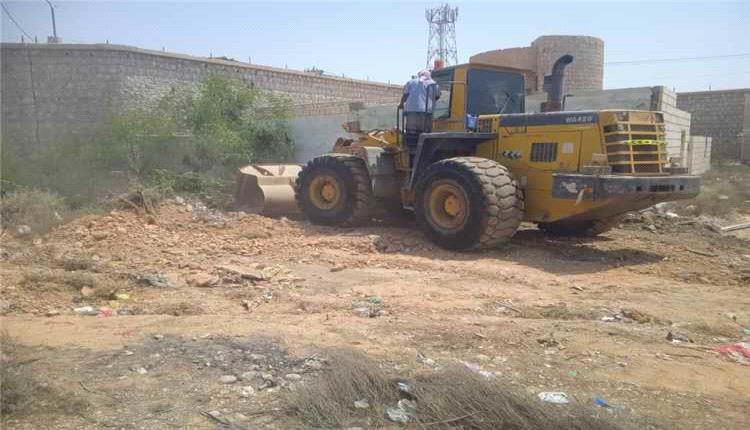 مصلحة السجون بالمهرة تشيد بتعاون الطرق والجسور في تحسين محيط السجن المركزي