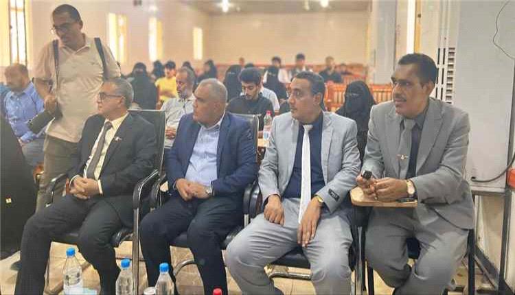 جامعة عدن تطلق مناقشة 53 مشروع تخرج بكلية اللغات والترجمة بمشاركة رسمية