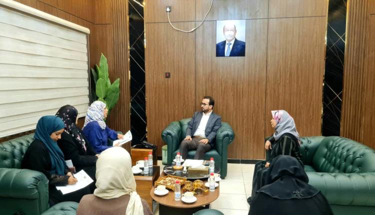 وزير الخدمة المدنية يبحث مع اللجنة الوطنية للمرأة تعزيز حقوق الموظفات وتمكين المرأة في الوظيفة العامة